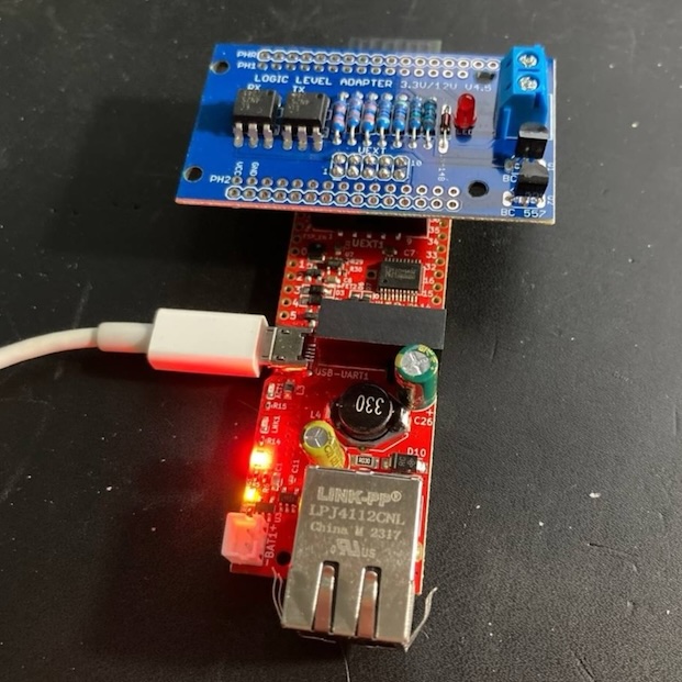 Photo d’un ESP32 Olimex en rouge et de la carte BSB-Lan en bleu
