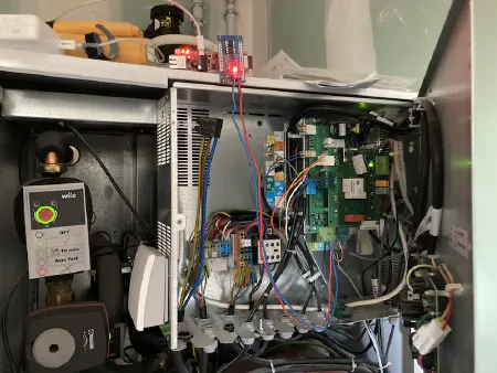 Photo du BSB-Lan connecté à la carte mère d’une pompe à chaleur