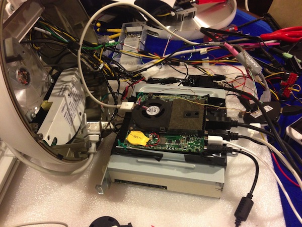 L’intérieur de l’iMac avec la carte du NUC