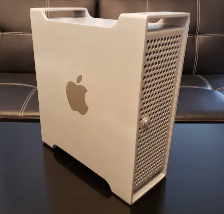 Face avant du boitier avec une belle finition de la grille