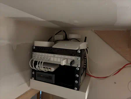 Le mini-rack installé sur l&rsquo;étagère