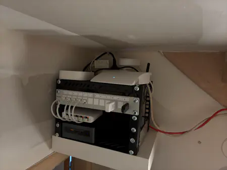 Le mini-rack installé sur l’étagère