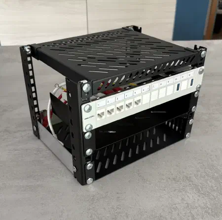 Le mini-rack avant l&rsquo;installation du matériel