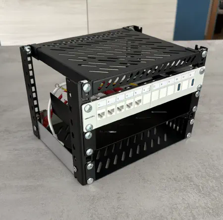 Le mini-rack avant l’installation du matériel