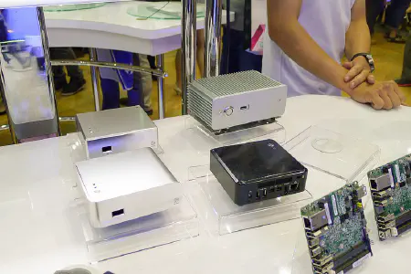 Photo de boitiers NUCs sur le stand d’Intel — Source